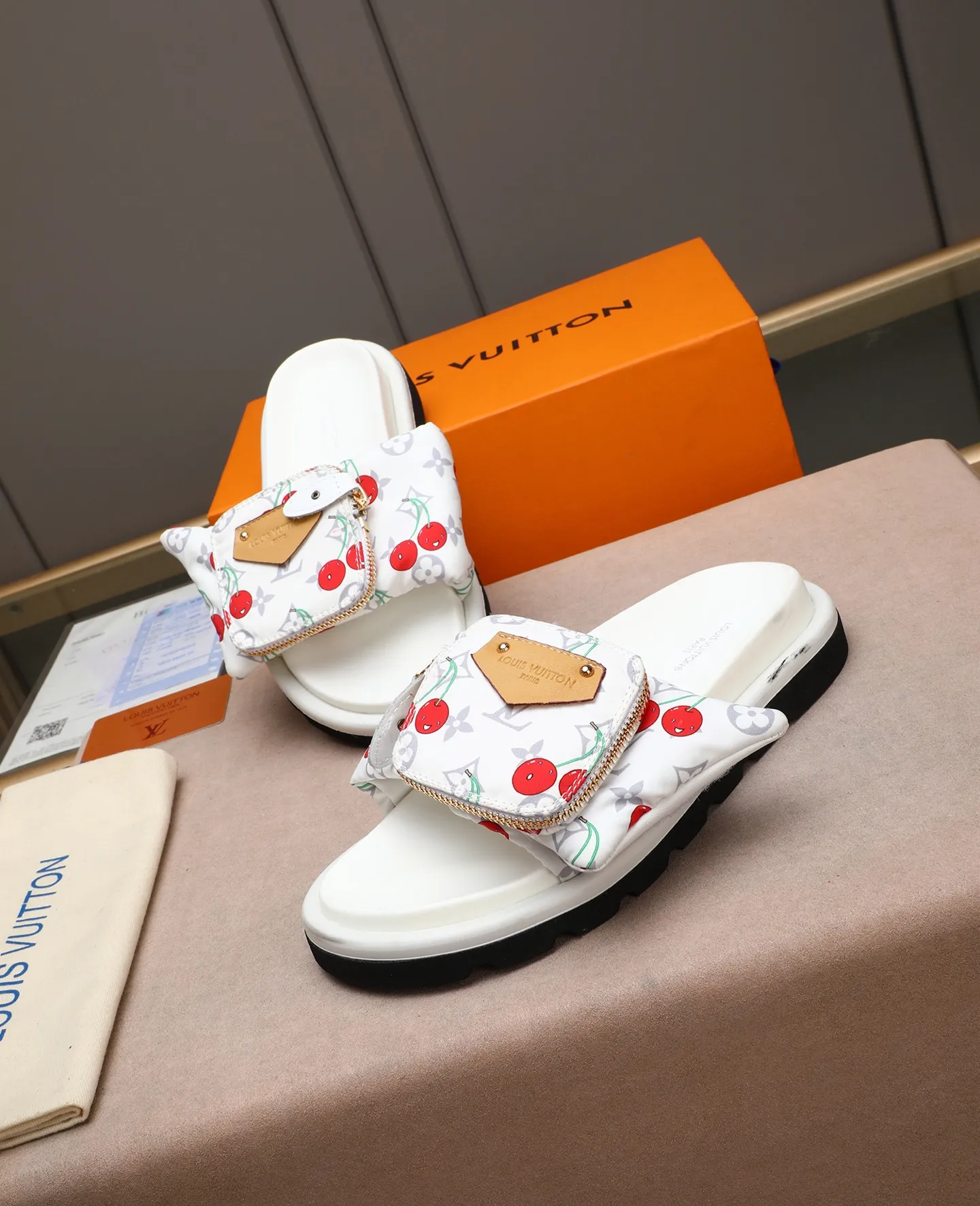PP400 couple model with drawer box [LOUIS VUITTON] Louis Vuitton, the latest LV official website printed wallet and men's and women's slippers🔥🔥🔥 are now on the market. The drawer box is packed with cloth bags and cards. The upper pattern looks very soft and waxy, and it is a super versatile leg slimming tool. Fabric: Imported denim/down silk cotton embossed, official website pattern printing, lining: water-dyed sheepskin down filling, comfortable to wear, feet: high elastic PU water table. Sole: foam sole, heel height: about 5cm. Size 35-46, 35, 45 and 46 are custom-made and cannot be returned or exchanged. Color: multiple colors available.
